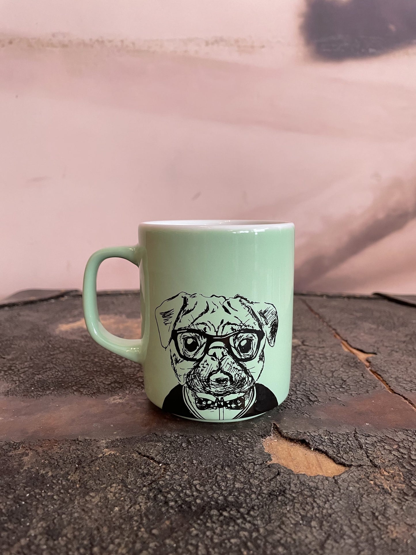 Keramiktasse mit Aufschrift „Mops“ 